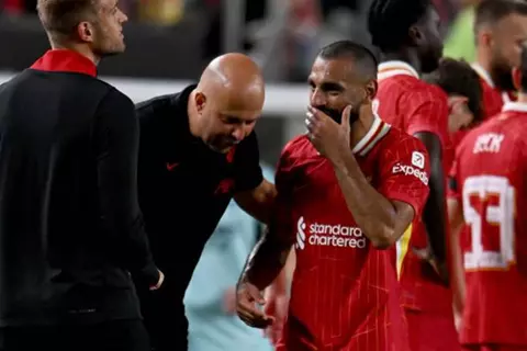 "سيعتقد الناس أنني ممل".. إجابة ساخرة من سلوت حول تجديد عقد صلاح وفان دايك وأرنولد